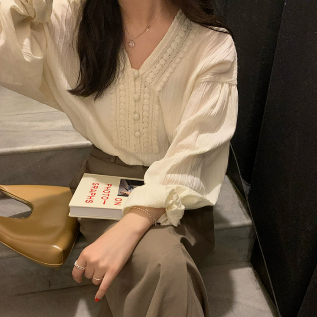 Retro-style V-neck lace long-sleeve blouse N.18 (Inclusive of all taxes)